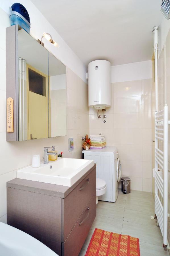 Full Equipped Flat Close To All Split Buitenkant foto