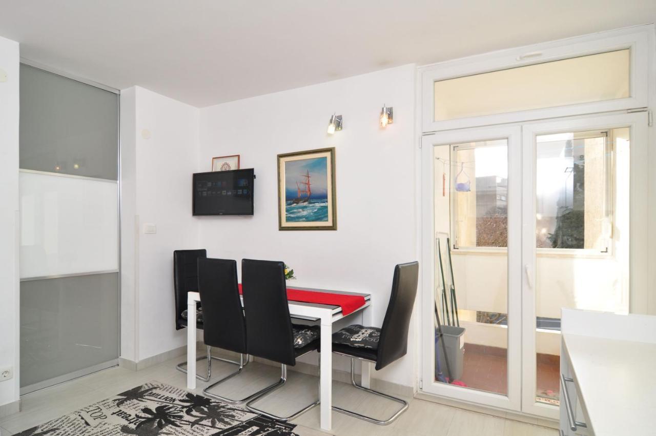 Full Equipped Flat Close To All Split Buitenkant foto
