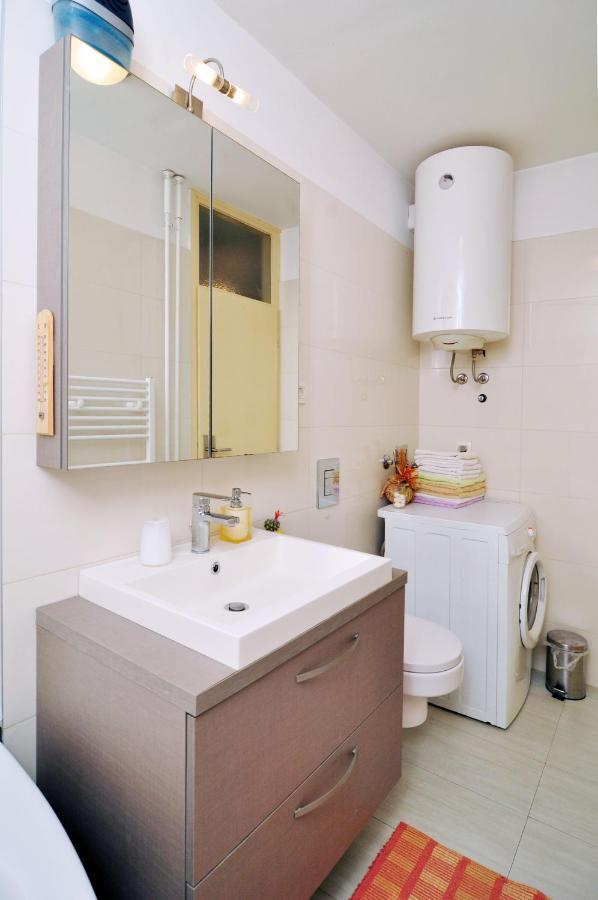 Full Equipped Flat Close To All Split Buitenkant foto