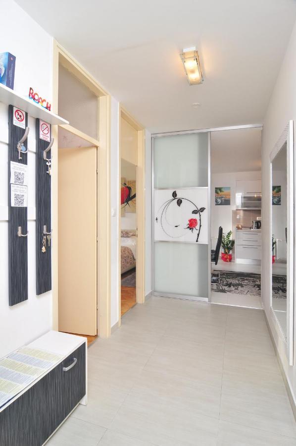 Full Equipped Flat Close To All Split Buitenkant foto